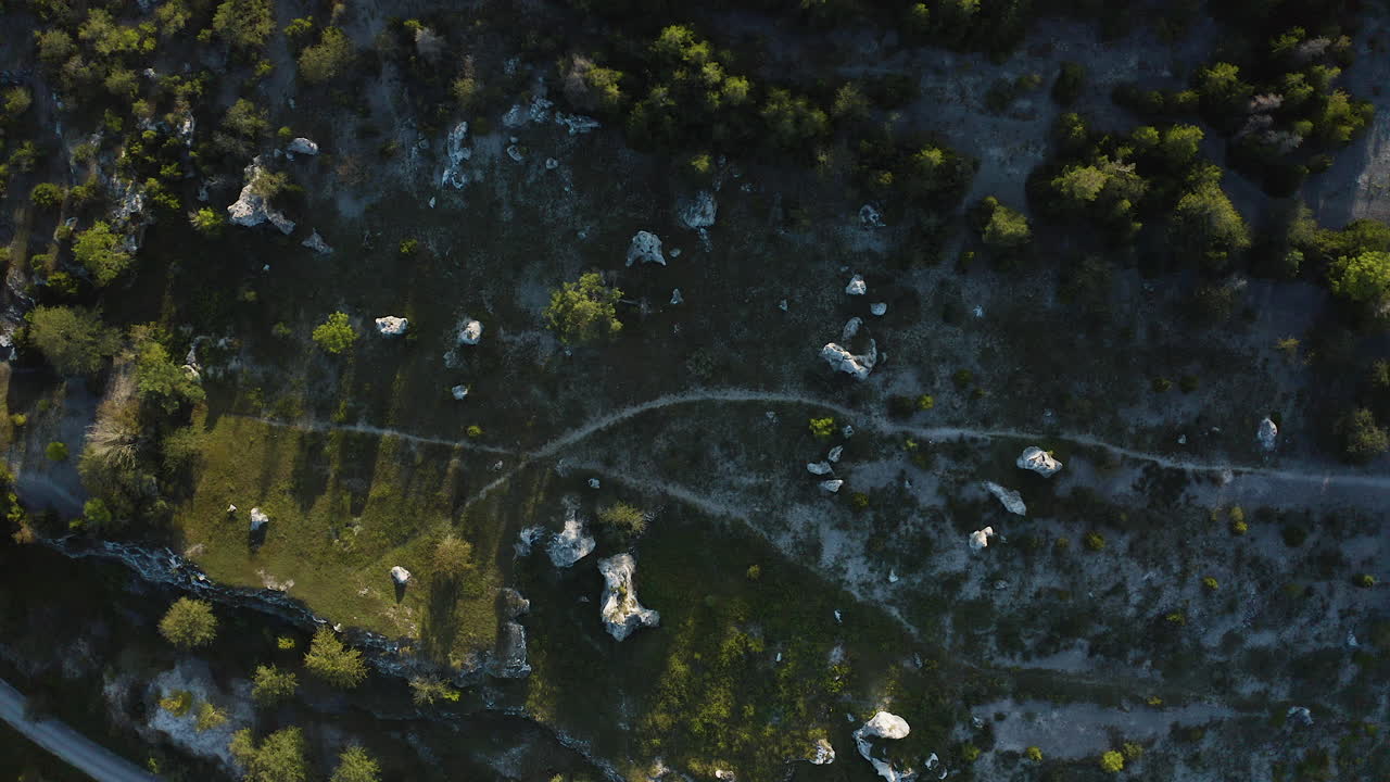 toma aérea de arriba hacia abajo sobre una colección de piedras rauk en gotland, suecia