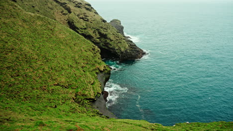 Close-up-shot-of-an-Icelandic-rocky-coastline-with-dramatic-cliffs