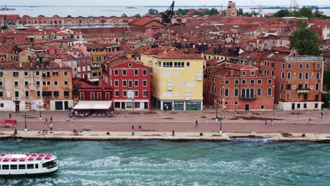 Luftaufnahme-Von-Castello,-Vence,-Italien-Küste-Bei-Sonnenuntergang,-Mit-Riva-Dei-Sette-Martiri