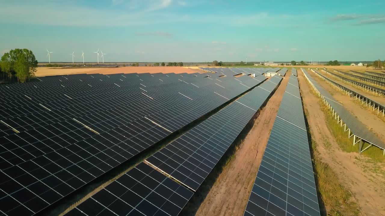 Grøn bæredygtig energiproduktion i en fotovoltaisk solcellepark, luftfoto