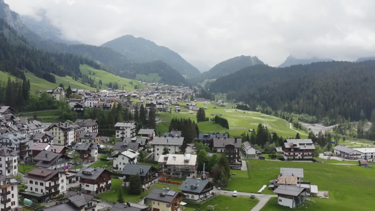 vuelo de avión no tripulado de verano sobre el pueblo montañoso de sapada, estación de esquí de las dolomitas italianas.