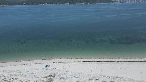 Landschaftsansicht-Des-Perfekten-Weißen-Sandstrandes-Mit-Brechenden-Wellen