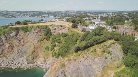 vista aérea de los enormes acantilados de torquay en devon, inglaterra