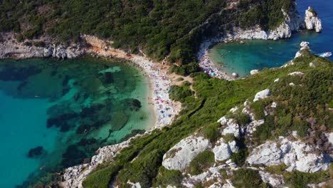 puerto timoni, playa de arena en la isla de corfú, grecia