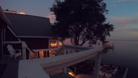 Un-Lapso-De-Tiempo-Con-Vista-Al-Agua-Enmarcado-Por-Un-Hermoso-árbol,-Una-Vista-Relajante