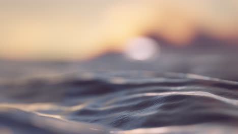 le lever du soleil à l'horizon avec le mouvement rythmique calmant des vagues de l'océan, des lumières flamboyantes bokeh flou clignotent sur la surface