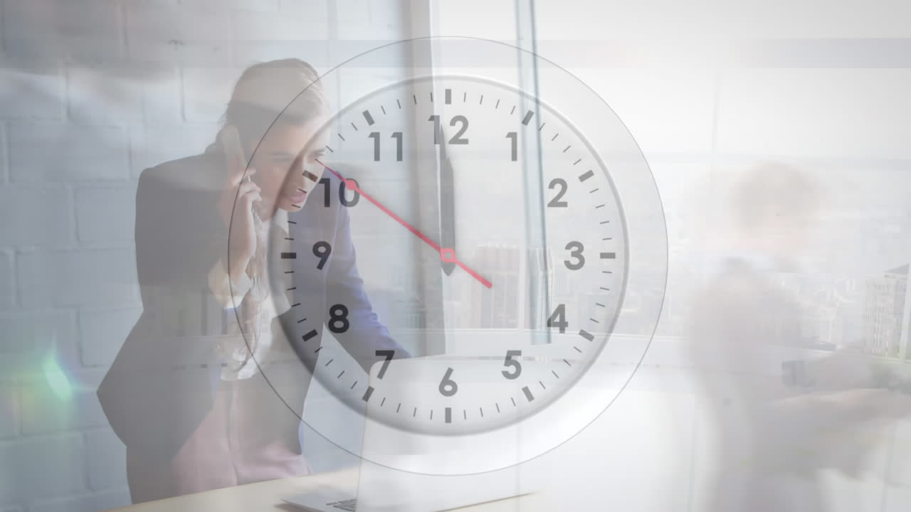 animación de reloj de tic-tac contra mujer de negocios caucásica hablando en teléfono inteligente en la oficina.