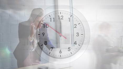 animación de reloj de tic-tac contra mujer de negocios caucásica hablando en teléfono inteligente en la oficina.