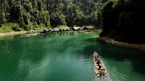 Disparo-De-Drones-De-Un-Bote-De-Bambú-En-Un-Lago,-En-Tailandia