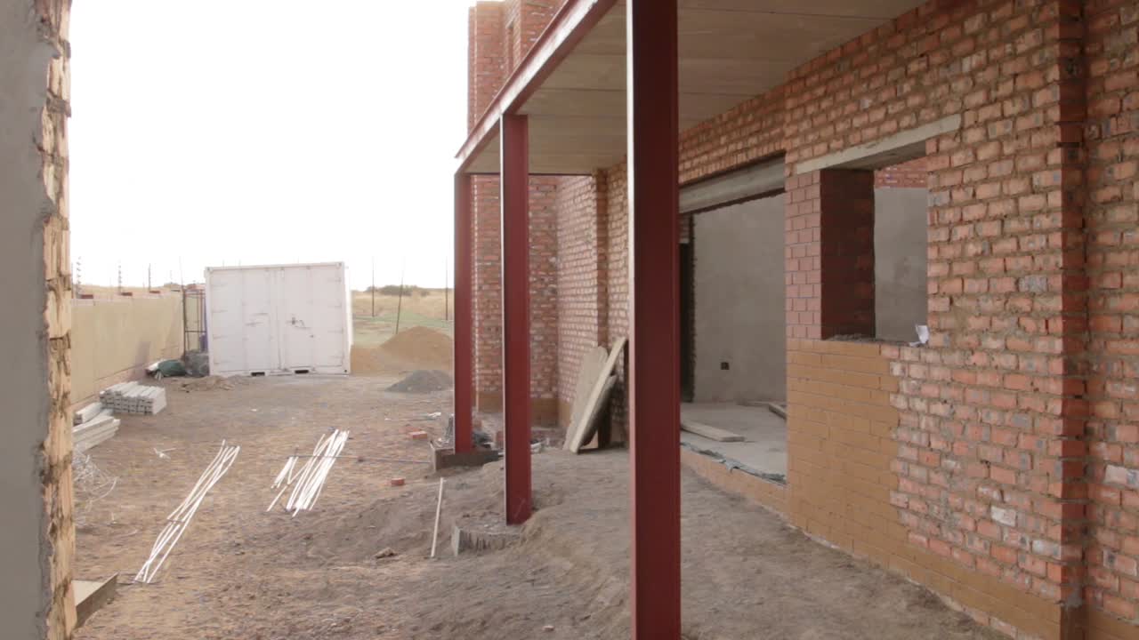 pan de nueva construcción de casas con estructuras de acero y ladrillos en bruto