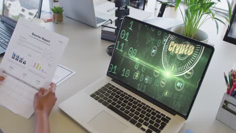 mujer de negocios afroamericana usando una computadora portátil para llamadas de video con procesamiento de datos