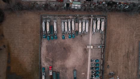 Von-Oben-Nach-Unten-Herabfahrende-Tanker-Sattelschlepper,-Die-In-Einem-Angenehmen-Muster-Geparkt-Sind