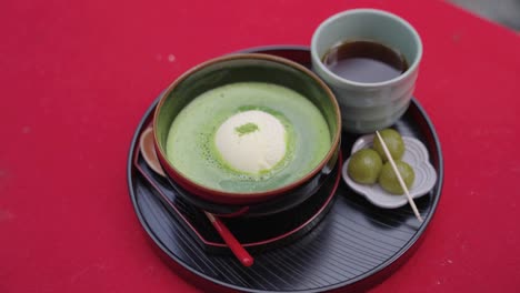 galleggiante matcha di tè verde con dango verde in uji, colpo di padella ravvicinata