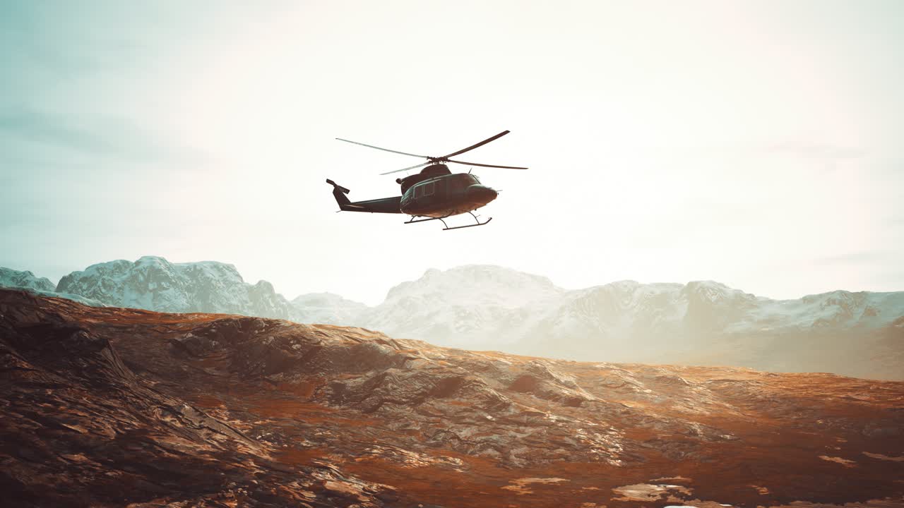 cámara lenta helicóptero de la época de la guerra de vietnam en las montañas