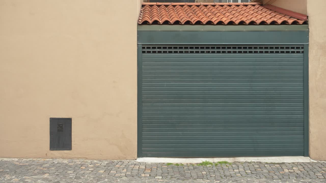 Serranda avvolgibile verde su edificio beige