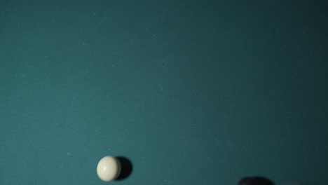 vista aérea de la bola 8 golpeada fuera del marco por la bola blanca en el juego de billar