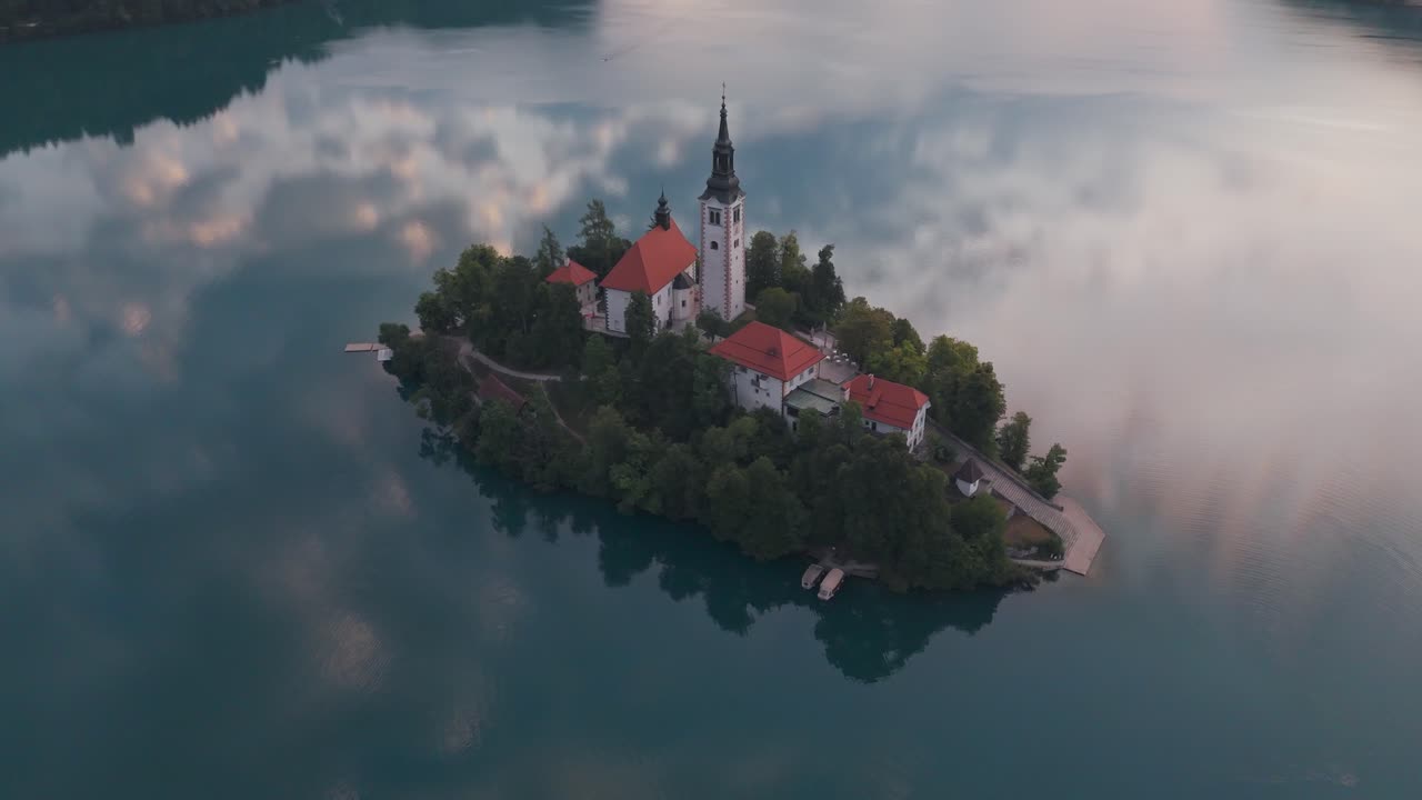 Vista dall'alto della famosa Chiesa del Lago di Bled in Slovenia.
