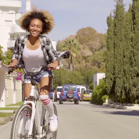 Mujer-Joven,-Andar-En-Bicicleta