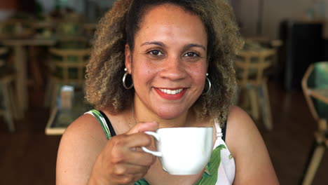 Woman-posing-at-the-cafe