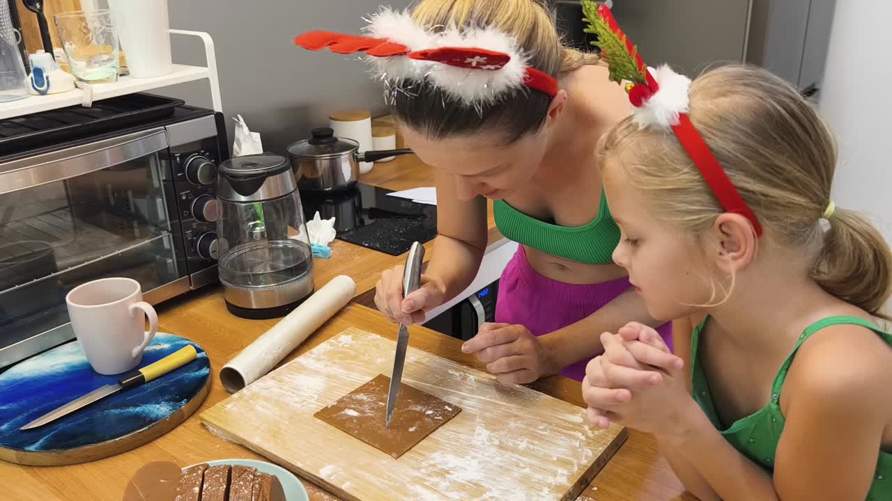 madre e hija horneando galletas de pan de jengibre