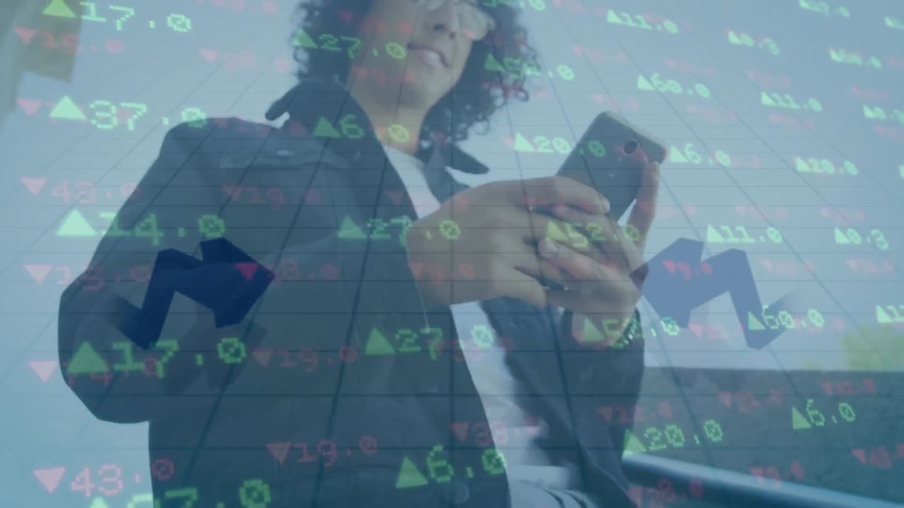 animación del procesamiento de datos sobre un hombre caucásico usando un teléfono inteligente