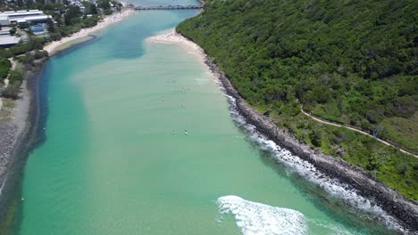 Fliegen-über-Der-Mündung-Des-Tallebudgera-Creek,-Gesäumt-Zwischen-Der-Ufermauer-Von-Tallebudgera-Und-Der-Landzunge-Von-Burleigh