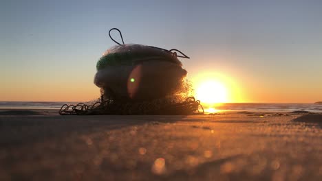 Aufnahme-Eines-Fischernetzes-Am-Ufer-Und-Sonnenaufgang-Im-Hintergrund