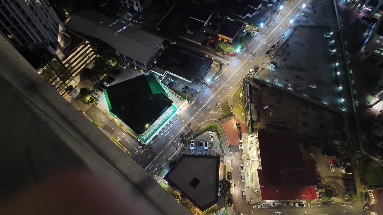 vídeo time-lapse de una gran ciudad metropolitana y densa dominada por una mezcla de edificios modernos de gran altura y áreas residenciales y comerciales más antiguas y de menor densidad durante la noche