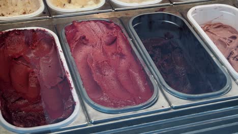 variedad de sabores de helados coloridos en una vitrina