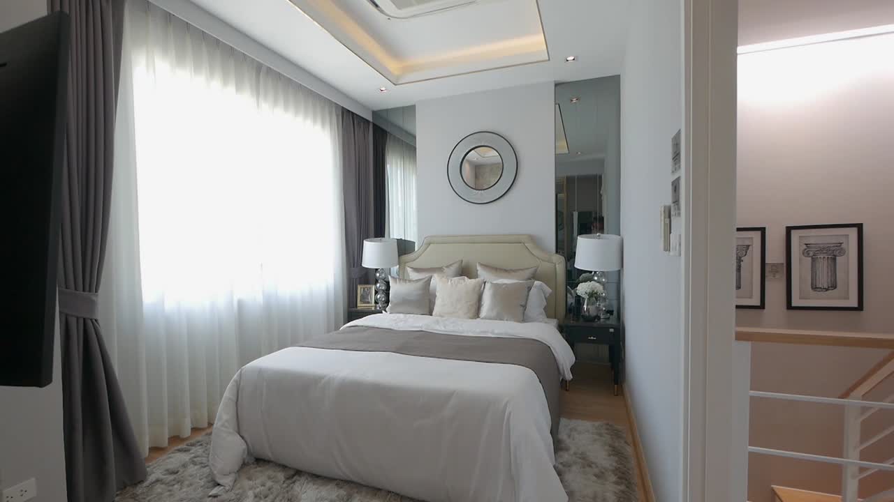 Tour di decorazione elegante della camera da letto con luce naturale