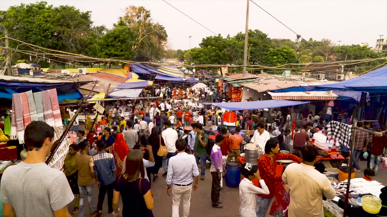 The vibrant atmosphere of Delhi markets can make shopping for lots of fun. Delhi has the best markets in India, selling a huge array of items including handicrafts from all over the country.