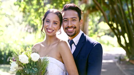 boda feliz, pareja y cara en el parque