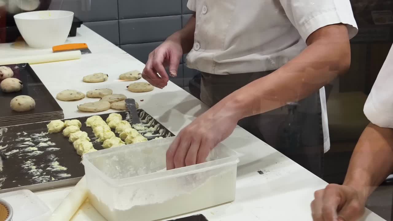 cocineros de panadería que preparan pasteles