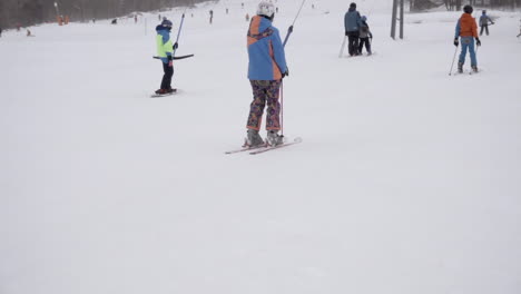 Remontes-En-Los-Alpes-Suizos-Para-Esquiadores-Y-Practicantes-De-Snowboard,-Alpes-Suizos,-Personas-Con-Equipo-De-Esquí-Cálido