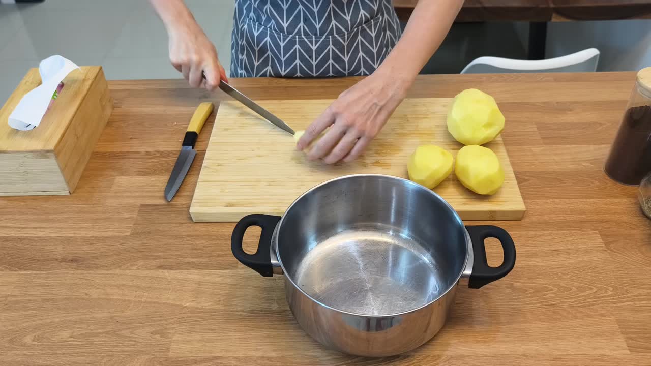 preparación de patatas para cocinar