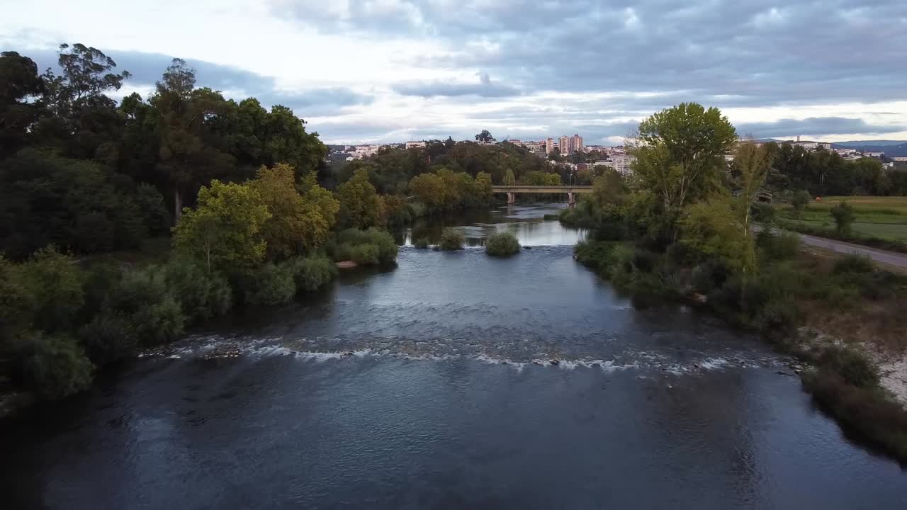 drone volando sobre el río durante la puesta de sol cerca de forrest