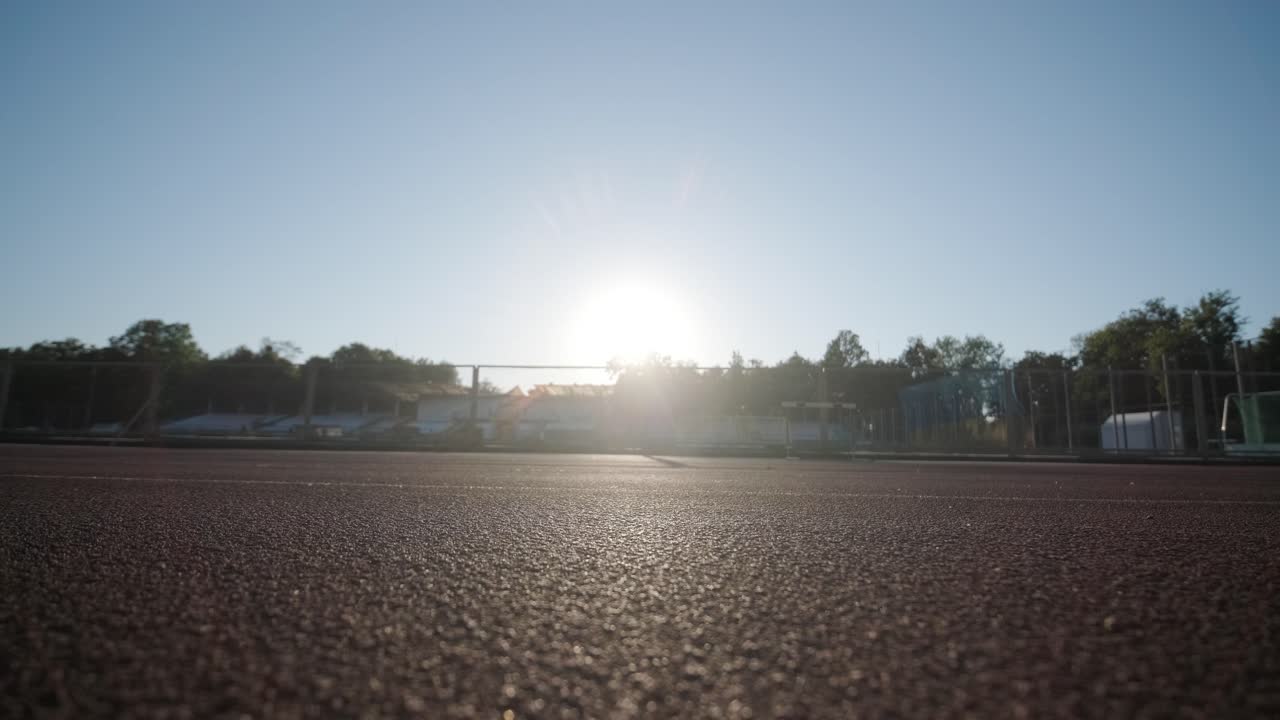 스포츠 의복 을 입고 야외 트랙 에서 달리는 여자 운동 선수