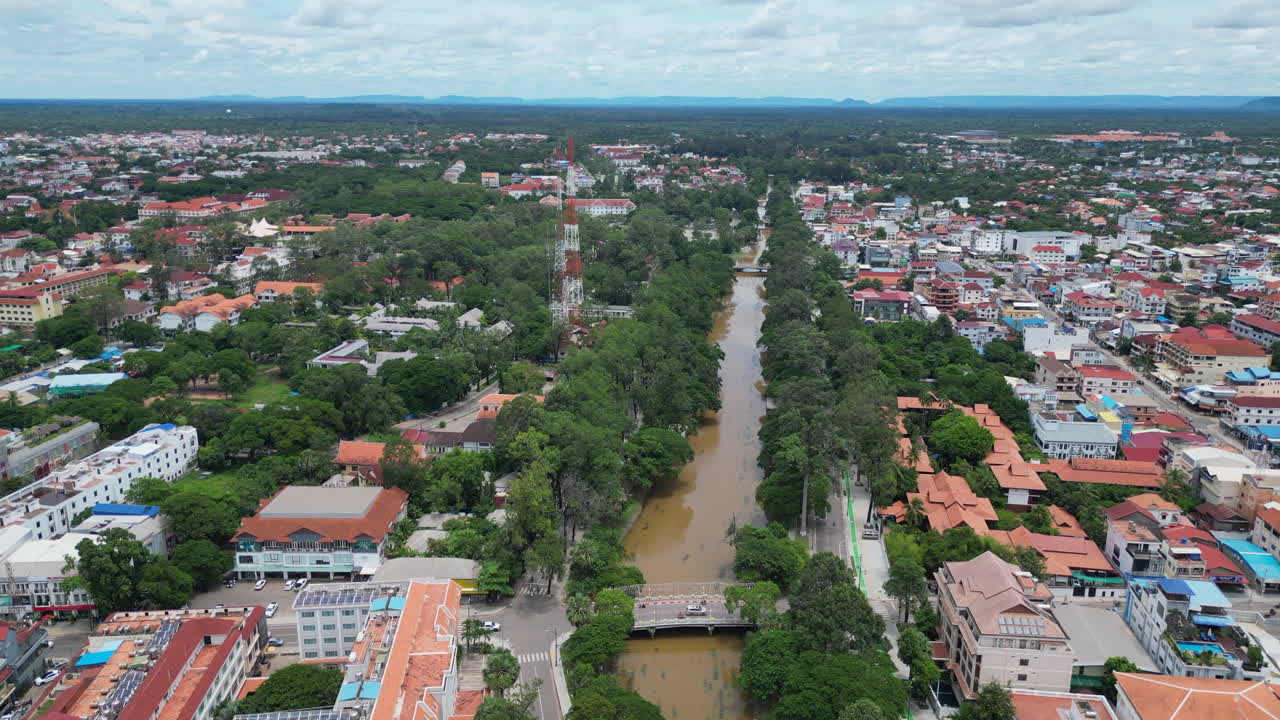 Kambodsja, Siem Reap-elven og by på dagtid i 4K