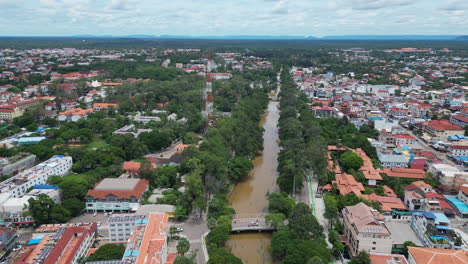 Camboya-Siem-Reap-Río-Y-Ciudad-Durante-El-Día-4k