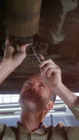 mecánico haciendo servicio a un coche