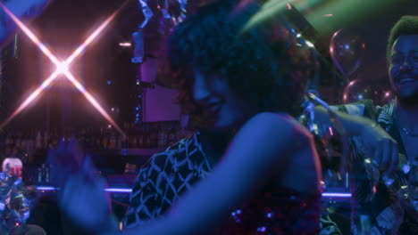 amigos divirtiéndose en una fiesta de año nuevo.