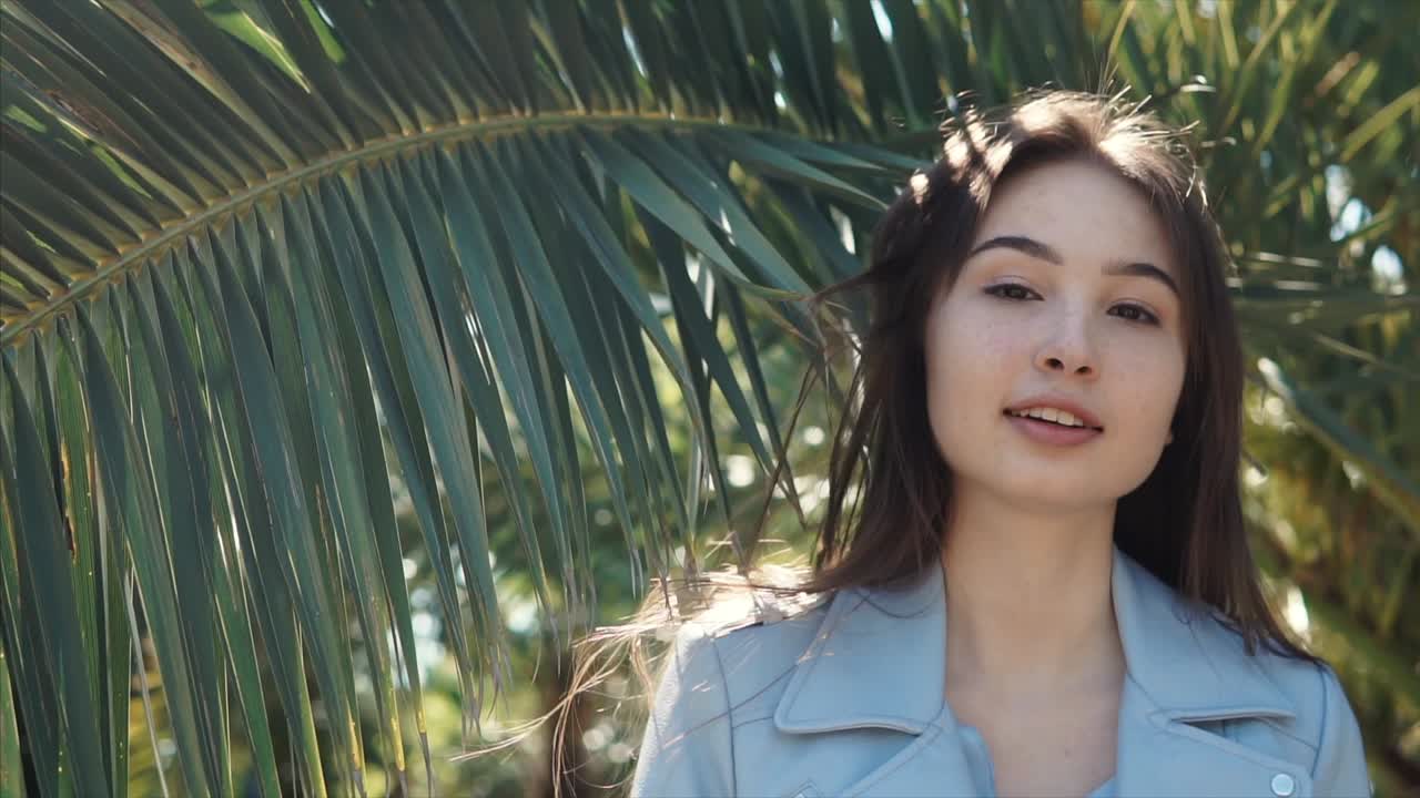 공원에서 젊은 여자