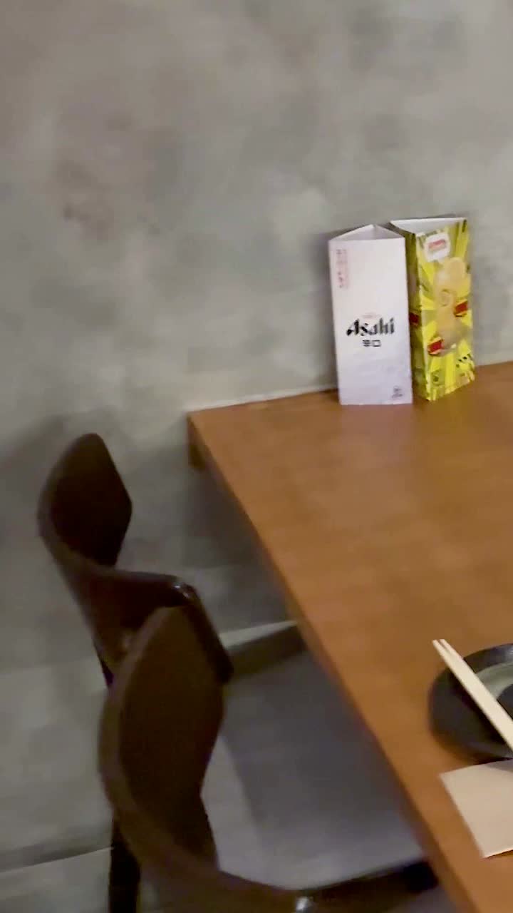 área de comedor tranquila con mesas dispuestas