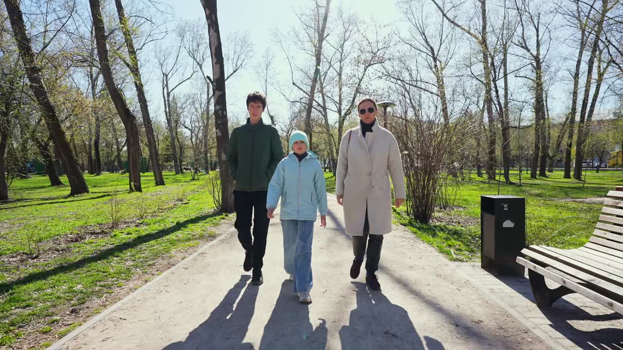 Güneşli Bir Günde Parkta Birlikte Yürüyen Aile