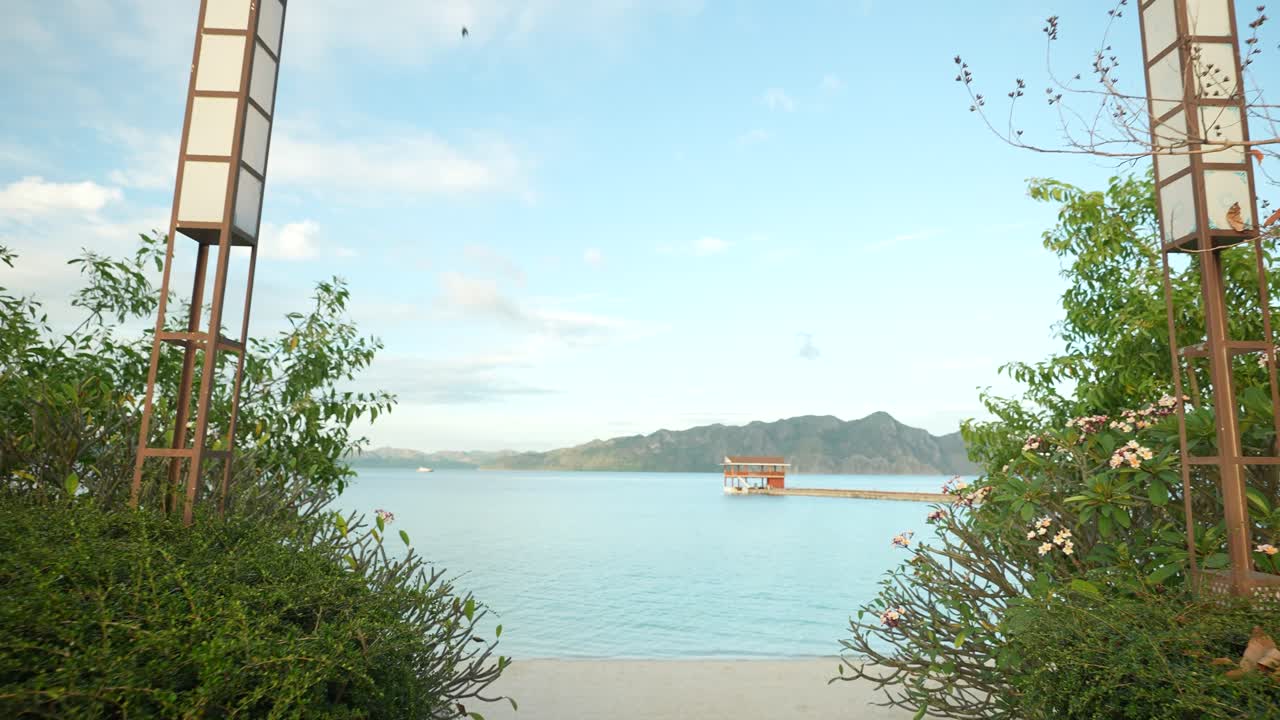 해변 푸시 인 4k로가는 정원의 경치 좋은 전망