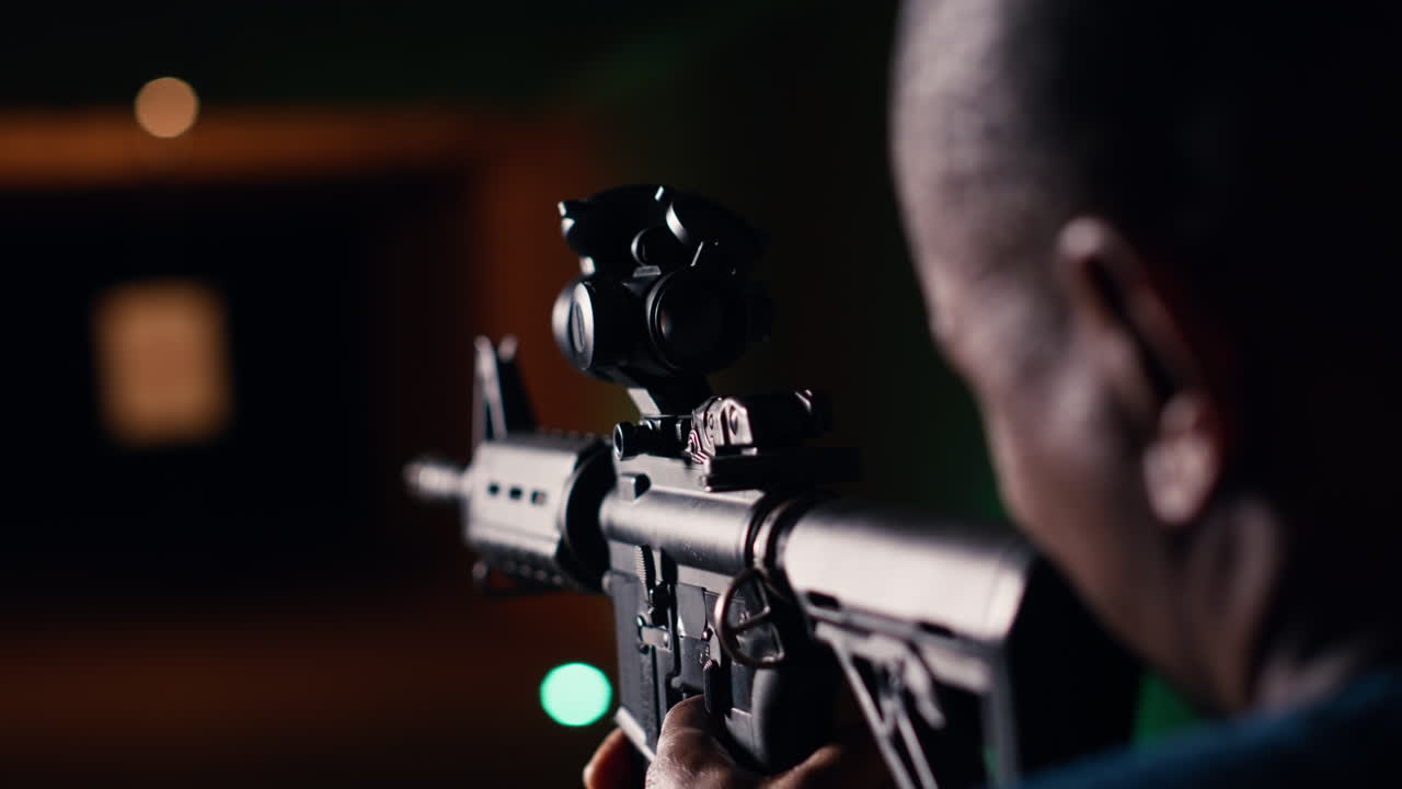 el cliente de la galería de tiro golpea objetivos, un primer plano extremo del rifle