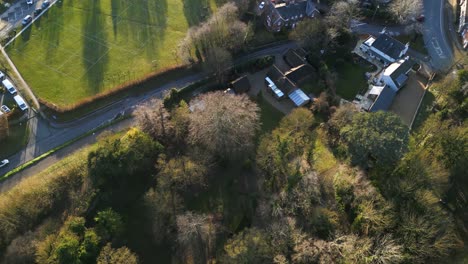 Zona-Residencial-En-Bury-St-Edmunds-Con-Casas-Y-Vegetación,-Filmada-Durante-El-Día,-Vista-Aérea