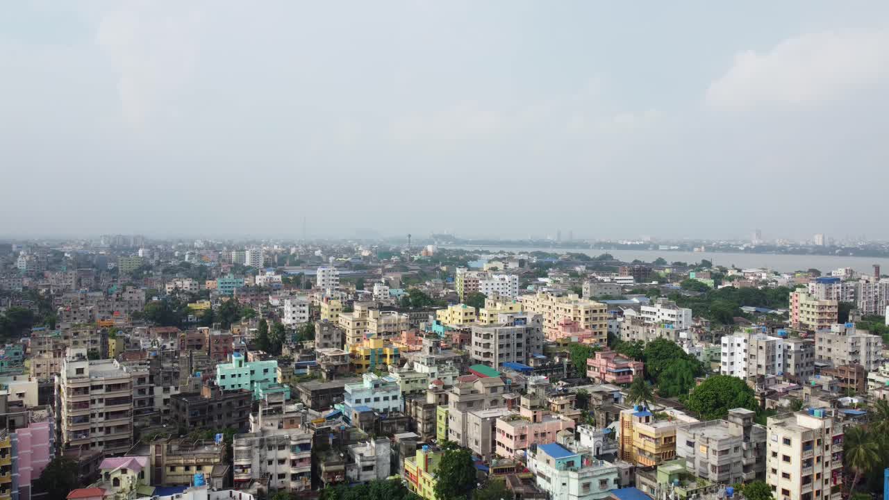 Un'area densamente popolata adiacente a Howrah sulle rive del Gange.