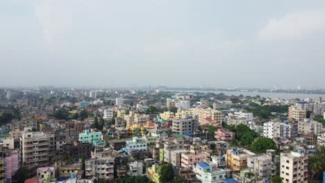 un área densamente poblada adyacente a howrah en las orillas del ganges