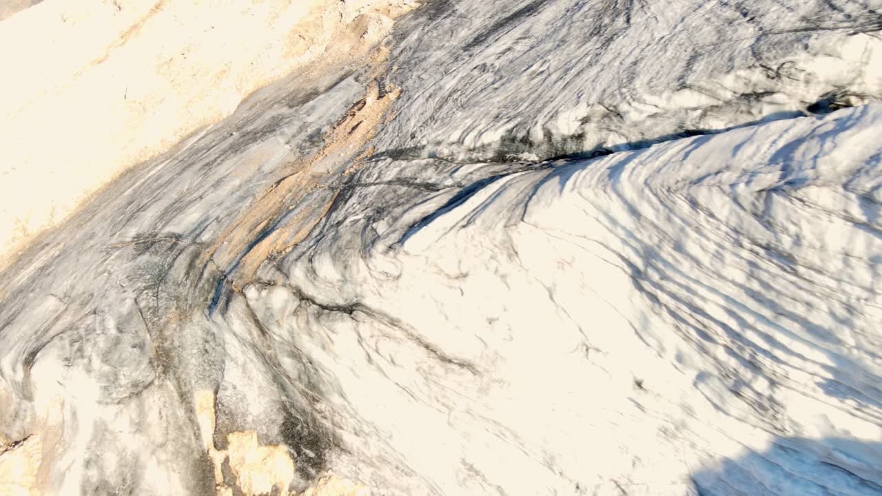 이탈리아 백운석에 있는 마르몰라다 산의 공중 전망